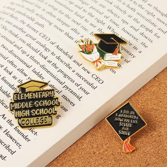 Graduation - Enamel Pin & Bracelet Set - Picture 3 of 5